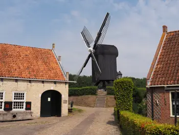 Standerdmolen in Bourtagne (Nederland)
